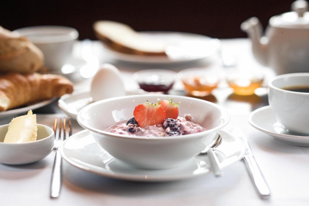 모벤픽 호텔 제다 시티 스타 외부 사진 A bowl of muesli with fruit