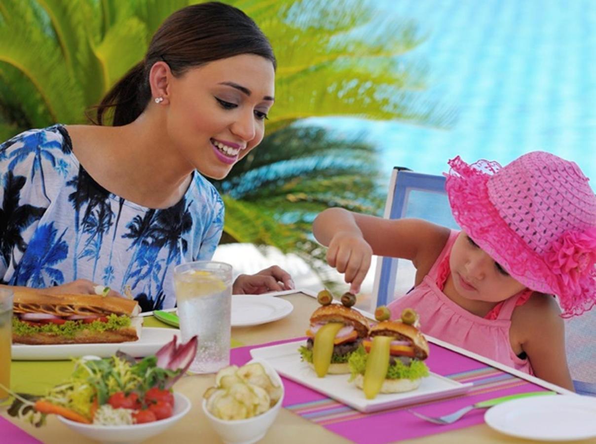 모벤픽 호텔 제다 시티 스타 외부 사진 A mother and daughter eating a meal